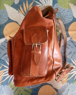 MOCHILA DE AUTENTICA PIEL  CON 3 BOLSILLOS 50€