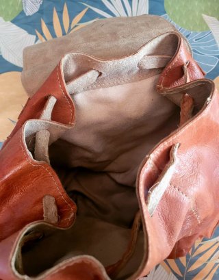 MOCHILA DE AUTENTICA PIEL  CON 3 BOLSILLOS 50€
