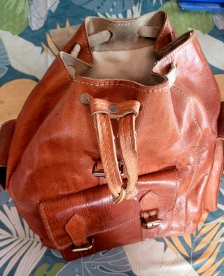 MOCHILA DE AUTENTICA PIEL  CON 3 BOLSILLOS 50€