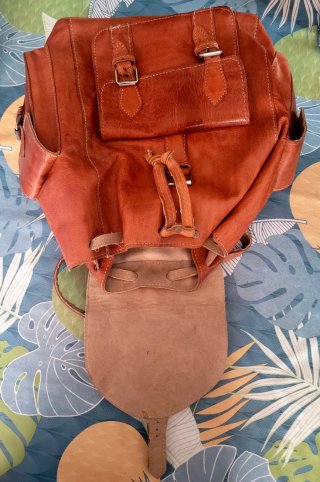 MOCHILA DE AUTENTICA PIEL  CON 3 BOLSILLOS 50€