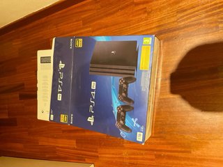 PS4 Pro + 3 Controller + base di ricarica e cavi