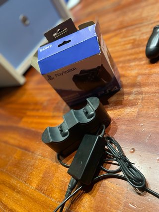 PS4 Pro + 3 Controller + base di ricarica e cavi