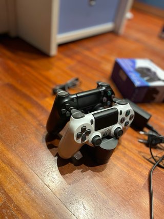 PS4 Pro + 3 Controller + base di ricarica e cavi