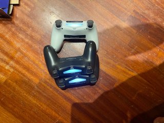 PS4 Pro + 3 Controller + base di ricarica e cavi