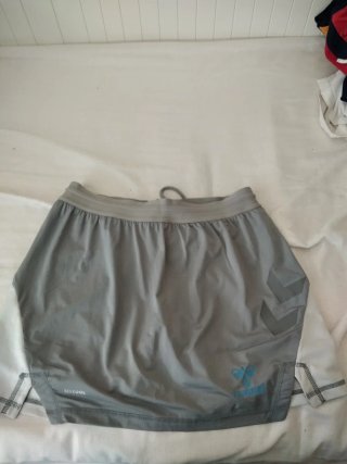 Falsa pantalón corta deportiva gris y blanca y azu