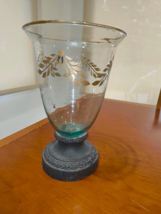 Jarrón de vidrio con detalles dorados