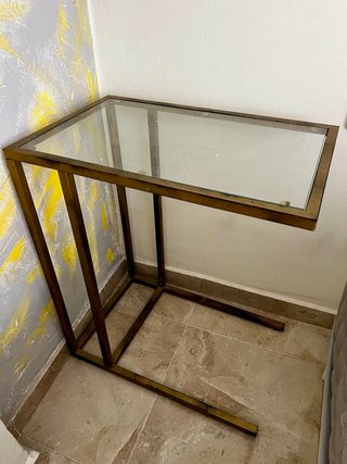 Mesita auxiliar cristal y metal dorado