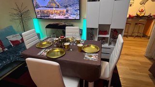 Comedor  sillas blancas y mesa de cristal