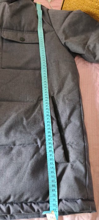 Anorak plumífero gris con capucha