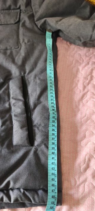 Anorak plumífero gris con capucha