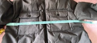 Anorak plumífero gris con capucha