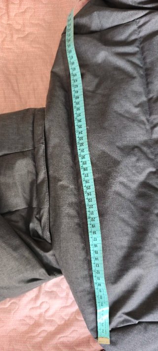 Anorak plumífero gris con capucha