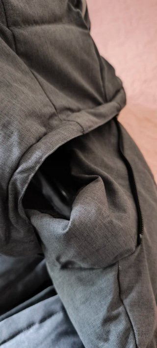 Anorak plumífero gris con capucha