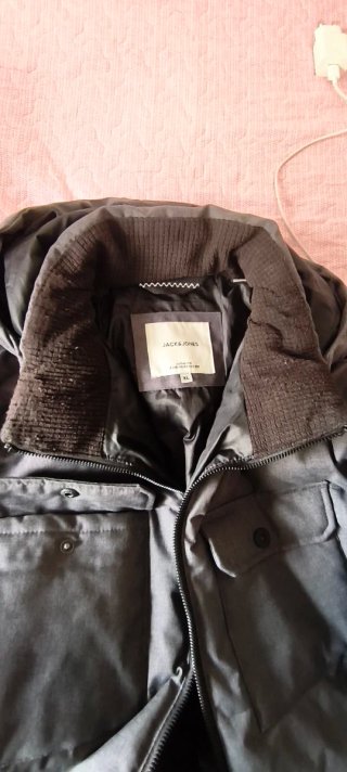 Anorak plumífero gris con capucha
