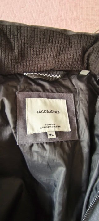 Anorak plumífero gris con capucha