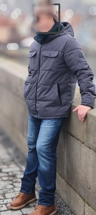 Anorak plumífero gris con capucha