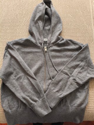 Sudadera deportiva gris con cremallera