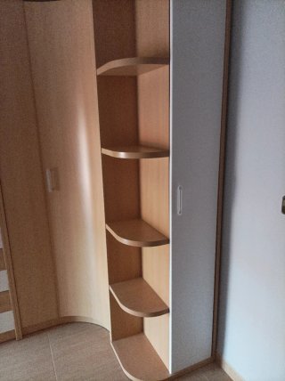 Armario rinconero juvenil madera y blanco