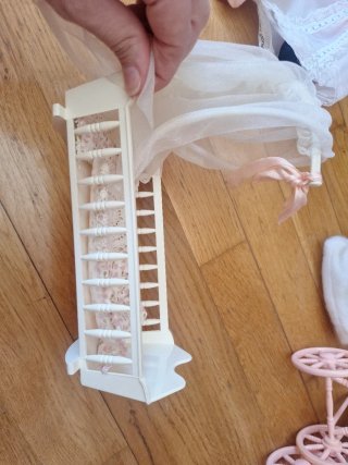 Cuna de muñeca antigua con dosel