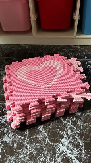 Alfombra puzzle corazones rosa