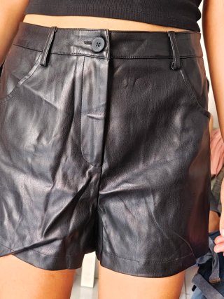 Pantalones cortos efecto piel Primark Talla M/L