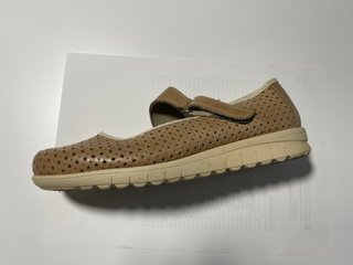 Merceditas de mujer beige y marrón