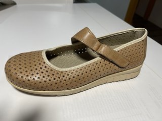 Merceditas de mujer beige y marrón