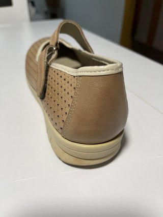 Merceditas de mujer beige y marrón