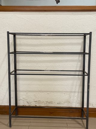 Estantería de metal y cristal hecha a mano