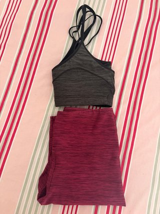 Conjunto deportivo gris y rosa
