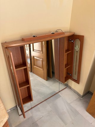 Mueble de baño con espejo y lavabo