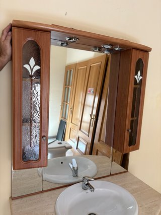 Mueble de baño con espejo y lavabo