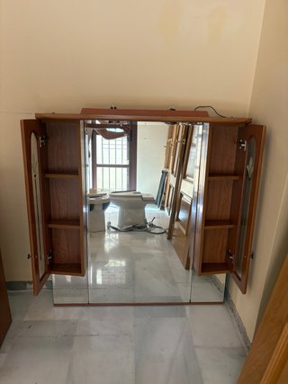 Mueble de baño con espejo y lavabo