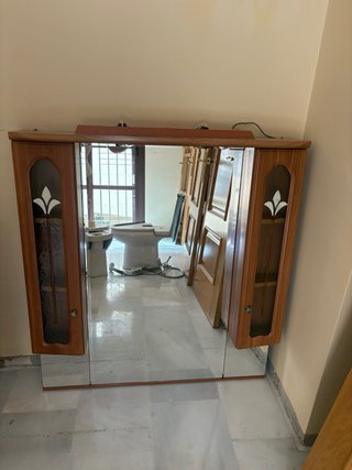 Mueble de baño con espejo y lavabo