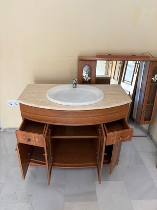 Mueble de baño con espejo y lavabo
