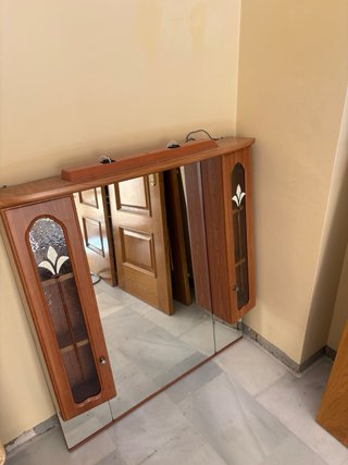 Mueble de baño con espejo y lavabo