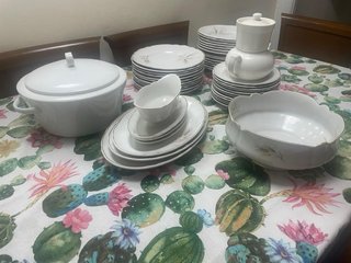 Vajilla de porcelana blanca y dorada
