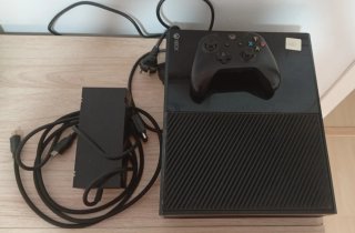Xbox One Negra + Mando y Cables