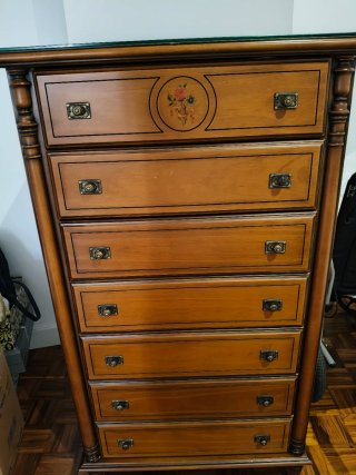 Cómoda de madera maciza con detalles dorados