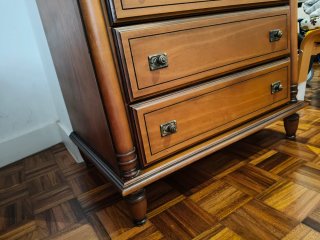Cómoda de madera maciza con detalles dorados