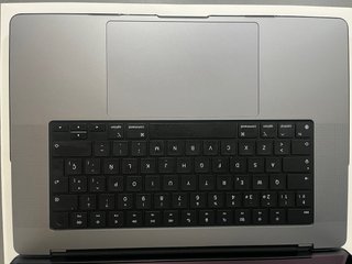 MacBook Pro 16 M2 Pro + Magic Mouse + Keyboard