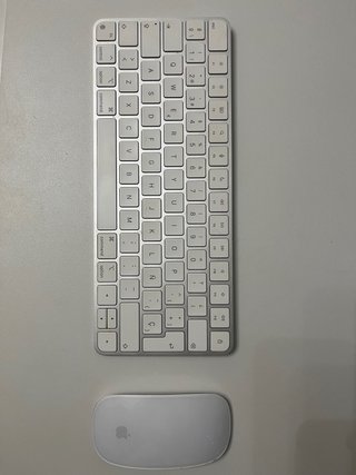 MacBook Pro 16 M2 Pro + Magic Mouse + Keyboard