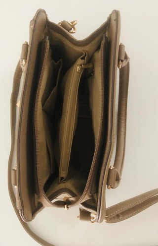 Bolso color Taupe  con detalles dorados