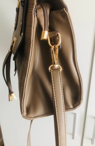 Bolso color Taupe  con detalles dorados