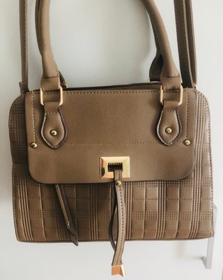 Bolso color Taupe  con detalles dorados