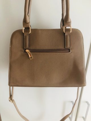 Bolso color Taupe  con detalles dorados