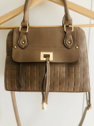 Bolso color Taupe  con detalles dorados