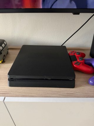 PS4 Slim Negra + 2 Mandos + 2 Juegos