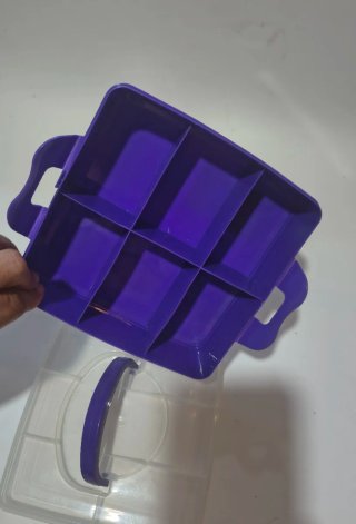 Contenitore portaoggetti con manico e divisori