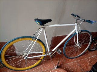 Bicicleta blanca de ciudad